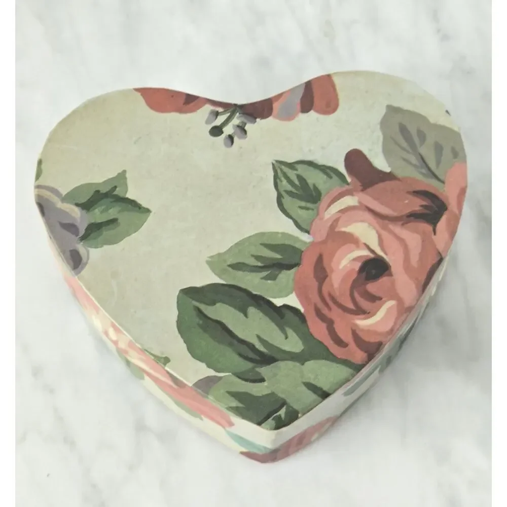 Heart Shaped Box - Picture 2 of 6